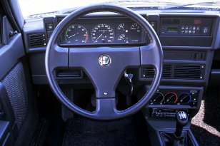 Alfa Romeo 75 1989 - 1992
