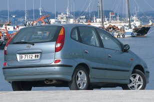 Nissan Almera Tino 2000 - 2003