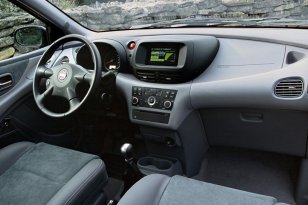 Nissan Almera Tino 2003 - 2006