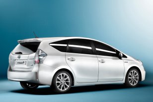 Toyota Prius Wagon 2011