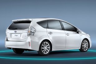 Toyota Prius Wagon 2011