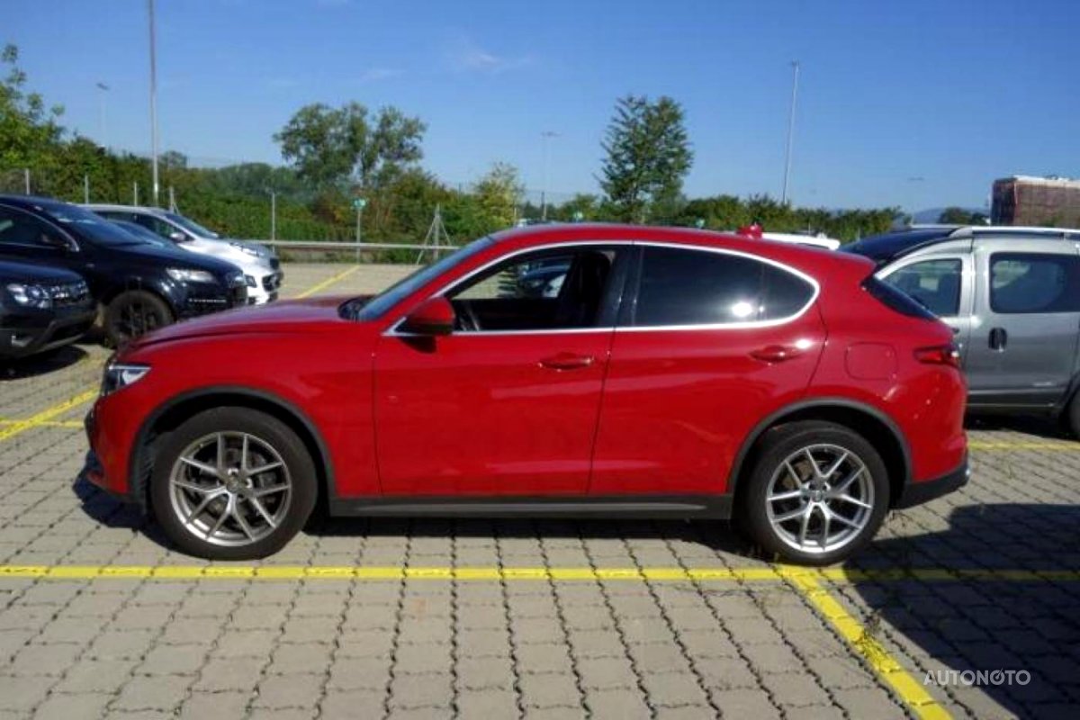 Alfa Romeo Stelvio, 2018 - pohled č. 3