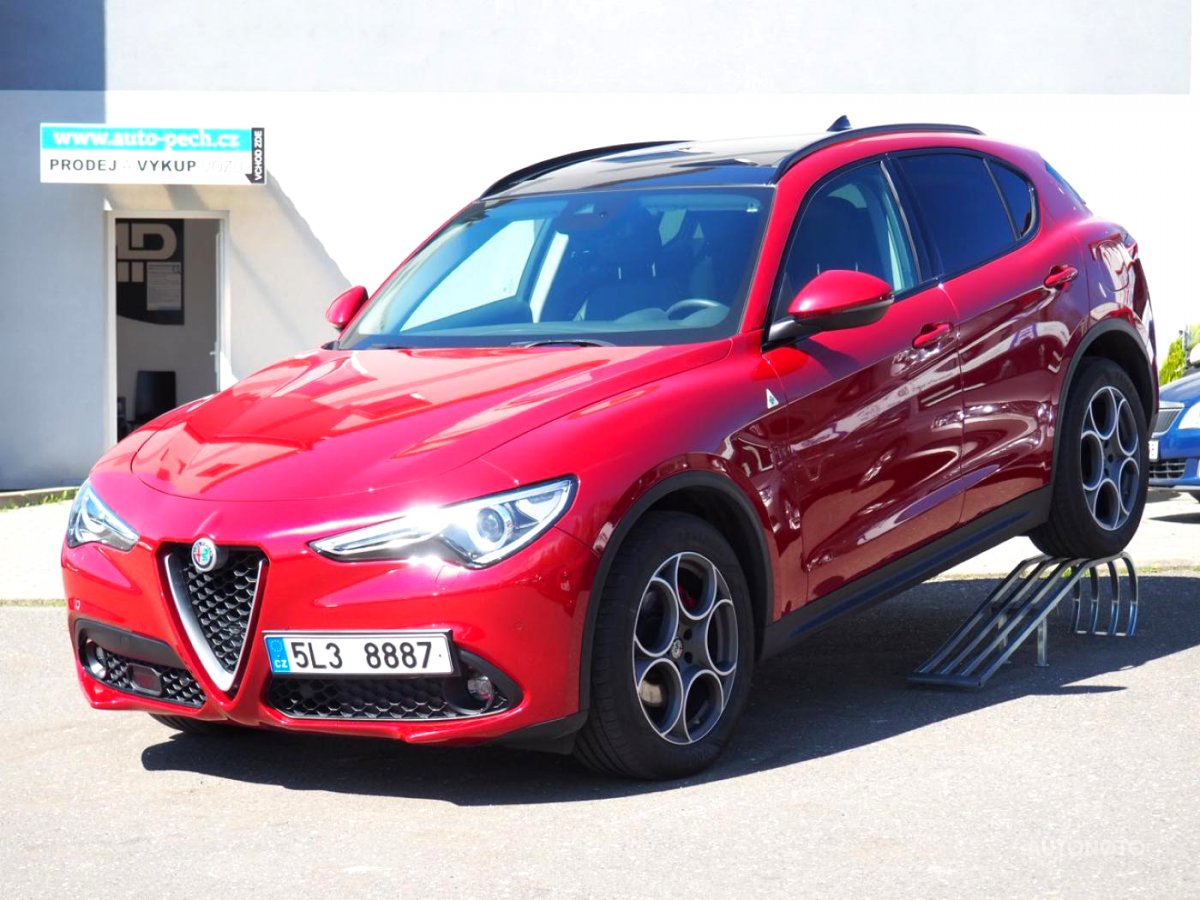 Alfa Romeo Stelvio, 2017 - celkový pohled