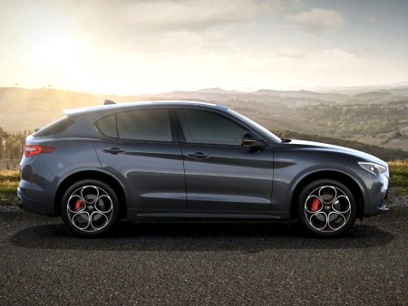 Alfa Romeo Stelvio, 2022 - pohled č. 2