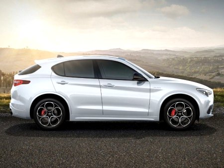 Alfa Romeo Stelvio, 2022 - pohled č. 2