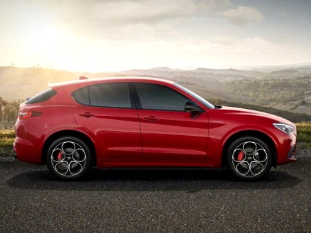 Alfa Romeo Stelvio, 2022 - pohled č. 2