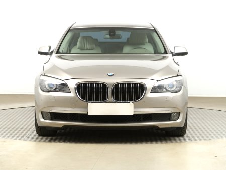 BMW 7, 2010 - pohled č. 2