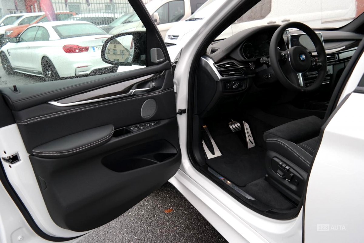 BMW X5, 2018 - pohled č. 8