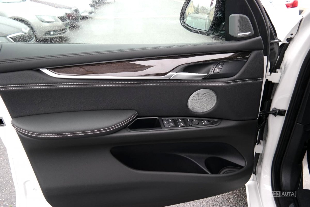 BMW X5, 2018 - pohled č. 9