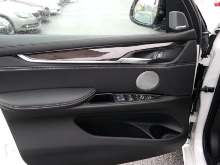 BMW X5, 2018 - pohled č. 9