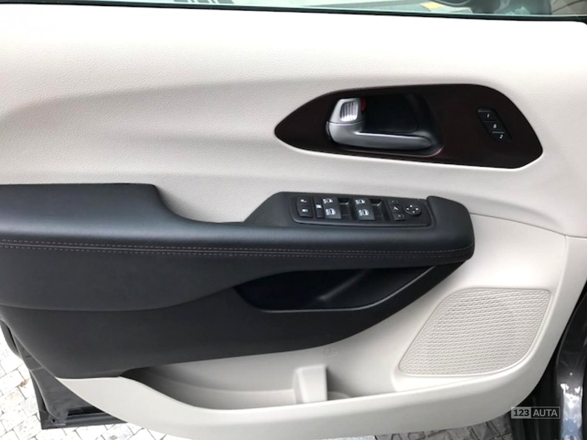 Chrysler Pacifica, 2017 - pohled č. 9