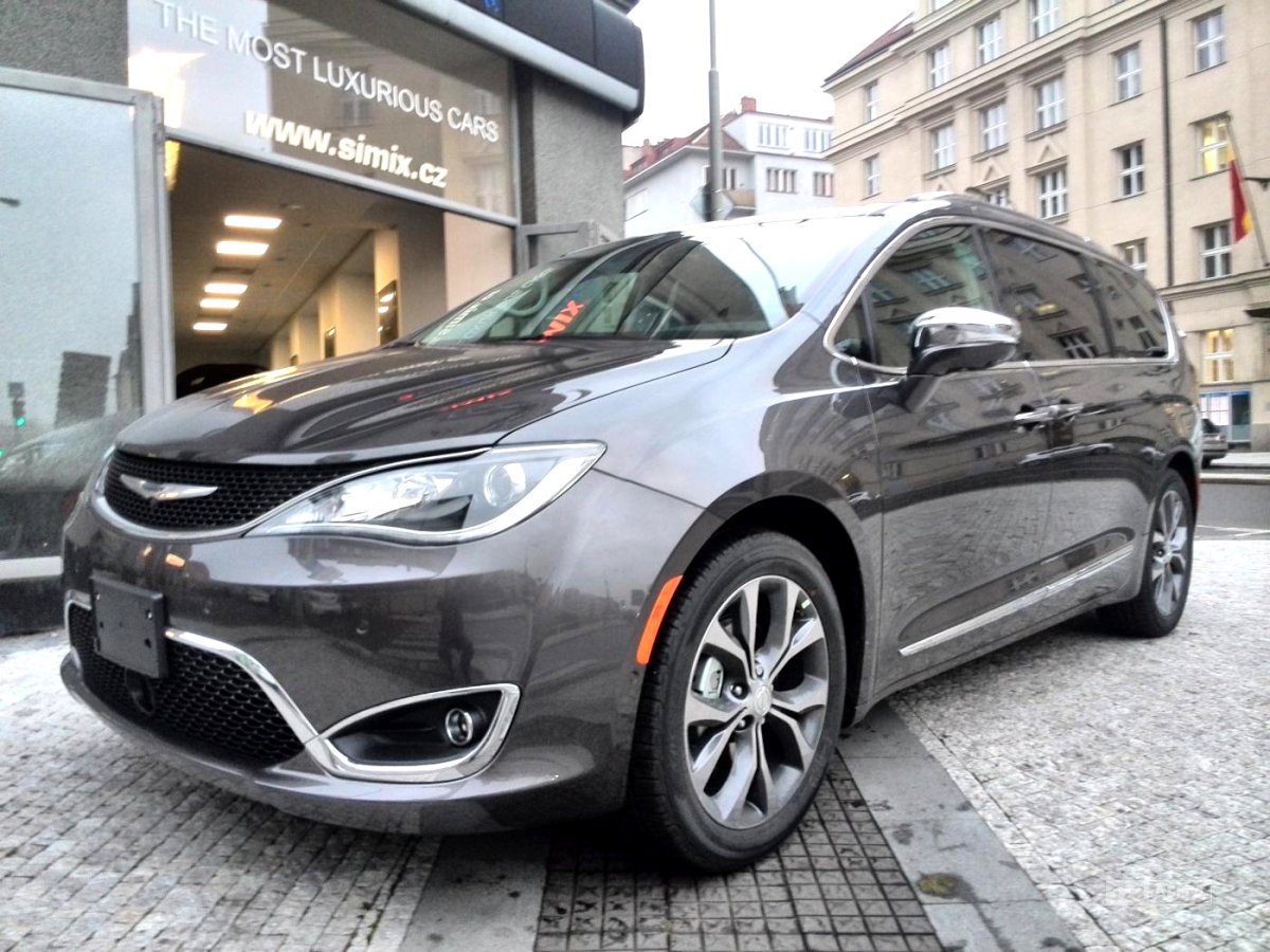 Chrysler Pacifica, 2017 - pohled č. 4