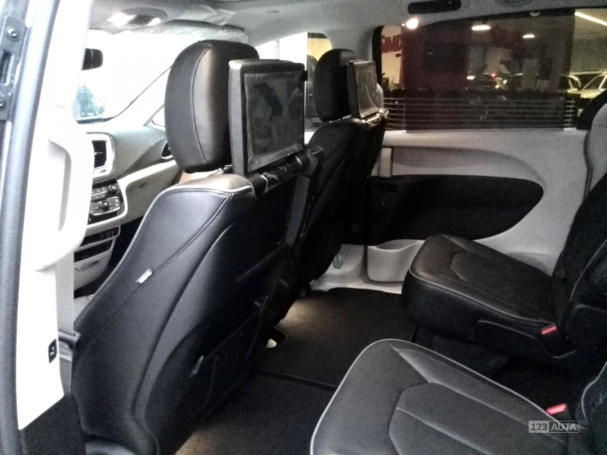 Chrysler Pacifica, 2017 - pohled č. 8