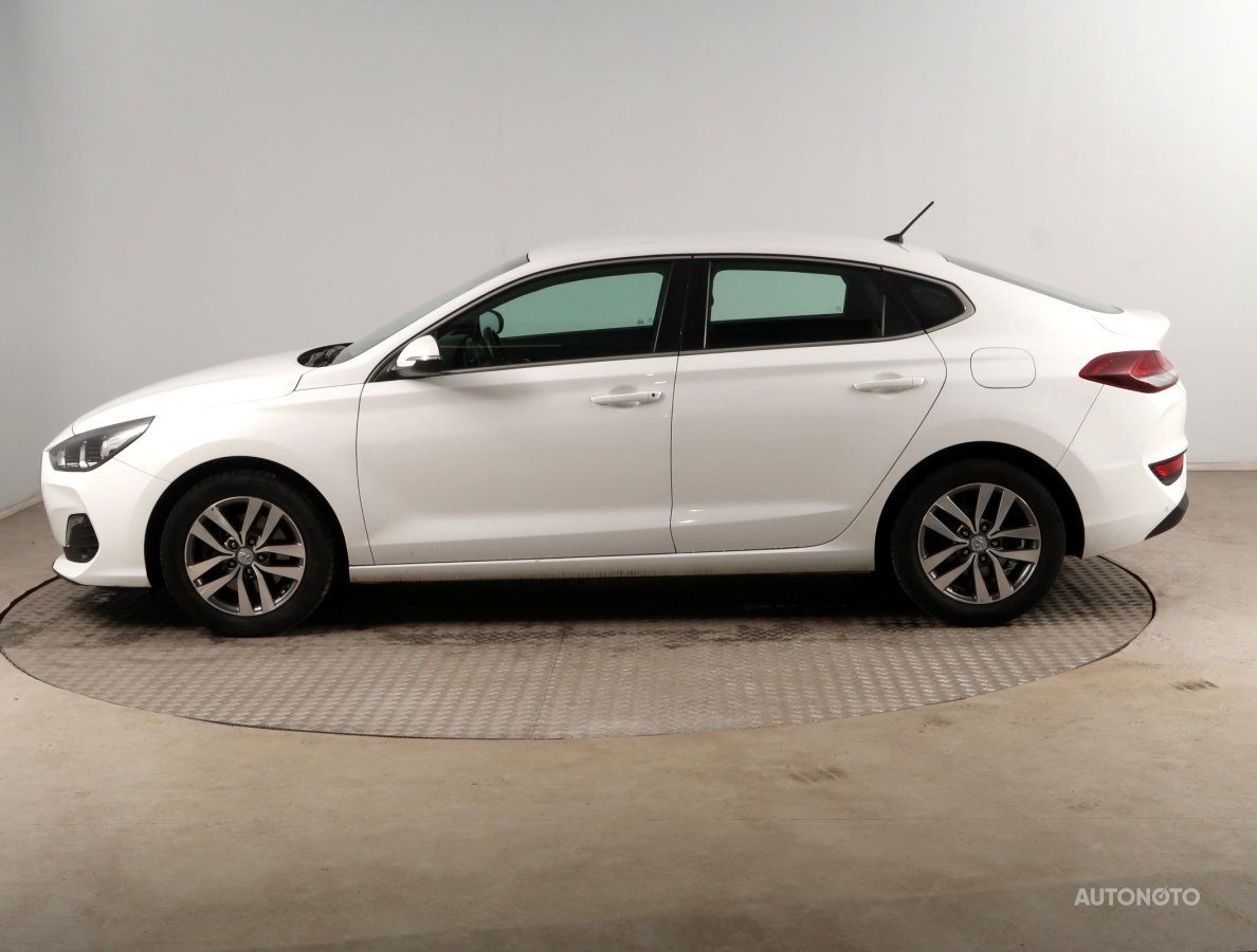 Hyundai i30 Fastback, 2019 - pohled č. 3