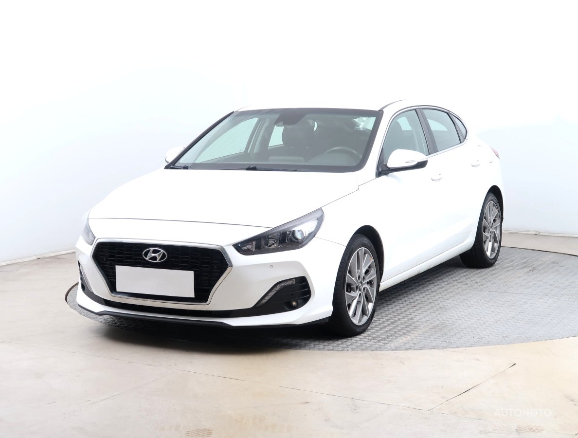 Hyundai i30 Fastback, 2019 - pohled č. 3