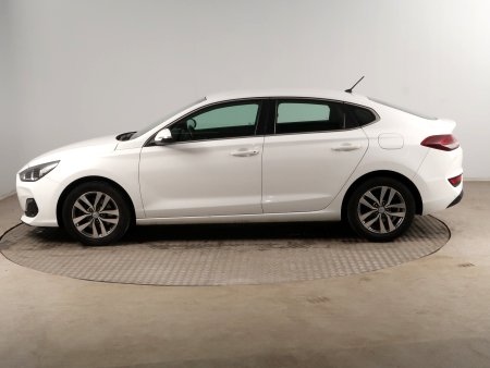 Hyundai i30 Fastback, 2019 - pohled č. 3