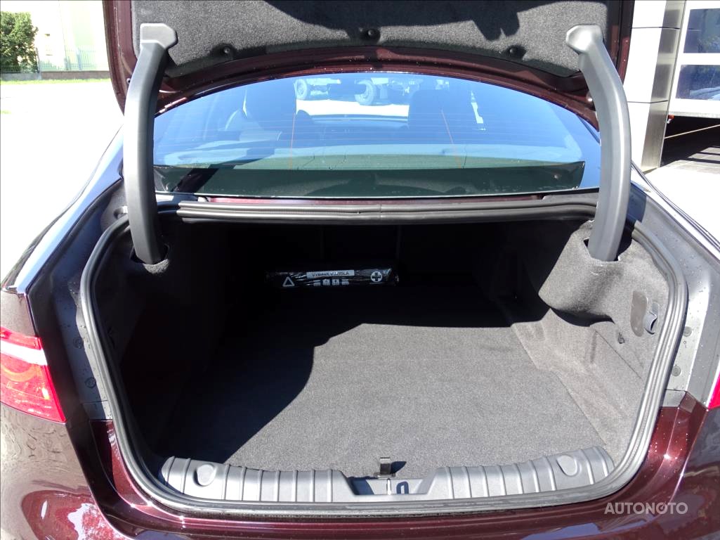 Jaguar XF, 2018 - pohled č. 6