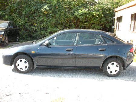 Mazda 323 F, 1997 - pohled č. 3