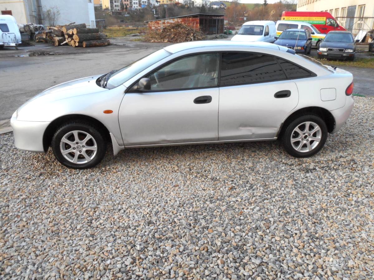 Mazda 323F, 1998 - pohled č. 5