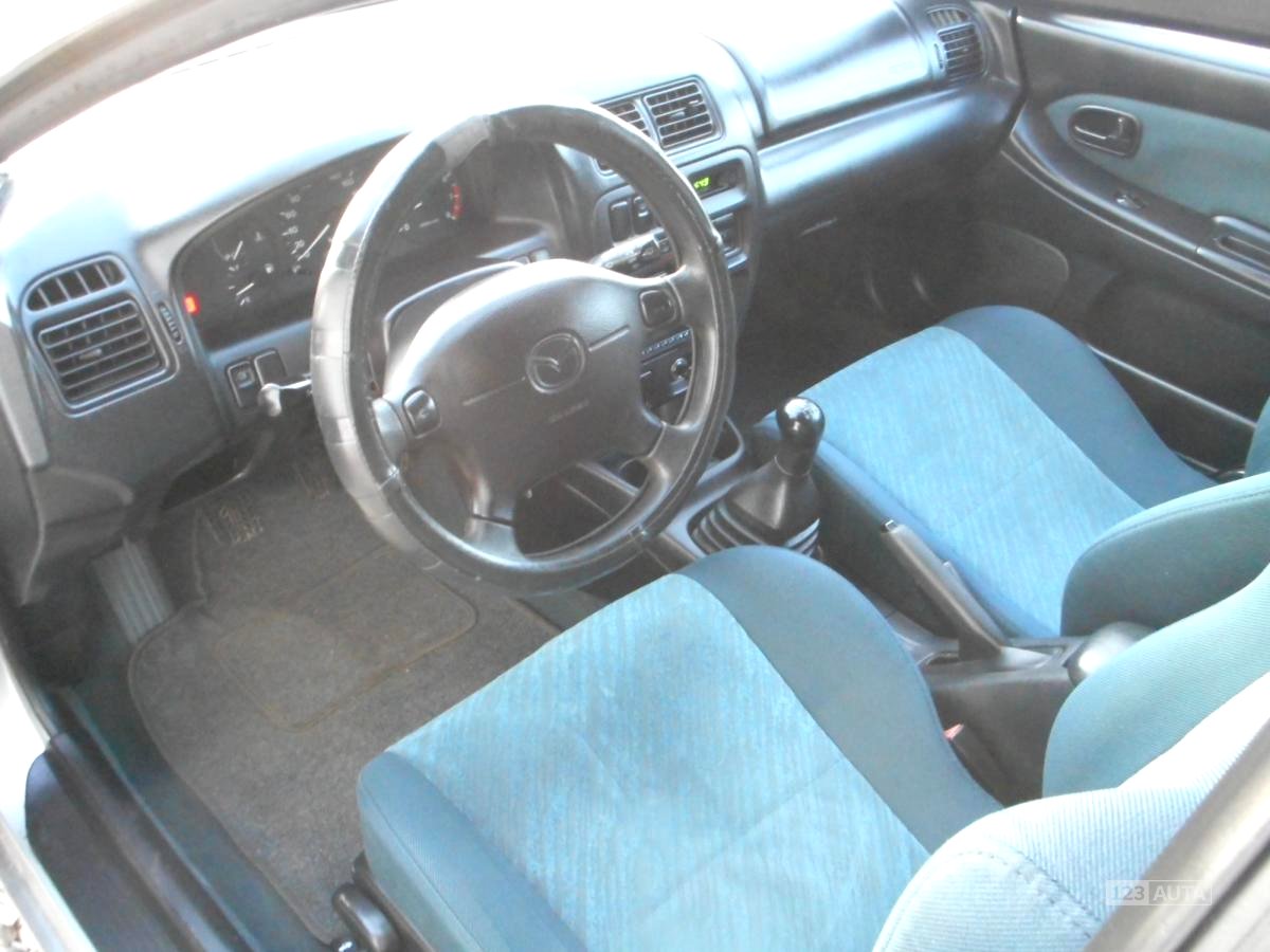 Mazda 323F, 1998 - pohled č. 9
