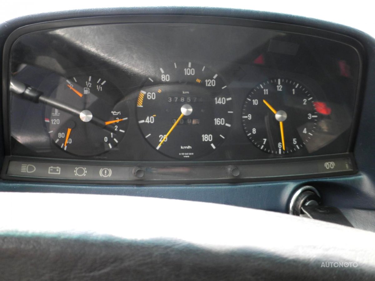 Mercedes-Benz 123, 1980 - pohled č. 10