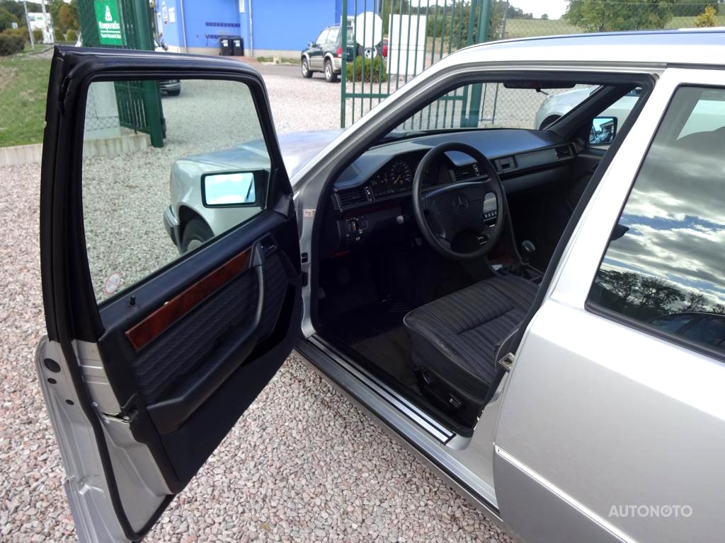 Mercedes-Benz 124  200E-16, 1993 - pohled č. 9