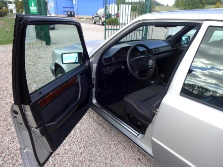 Mercedes-Benz 124  200E-16, 1993 - pohled č. 9