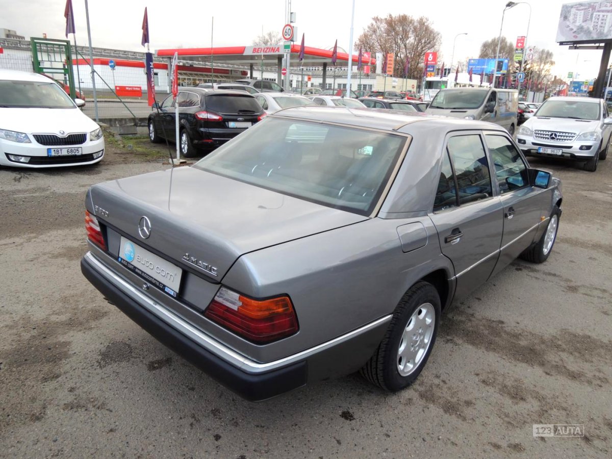 Mercedes-Benz 124, 1990 - pohled č. 4