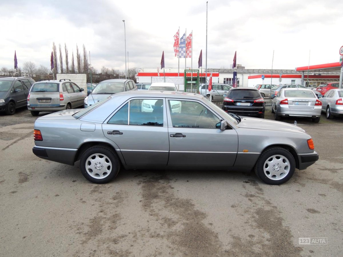 Mercedes-Benz 124, 1990 - pohled č. 5