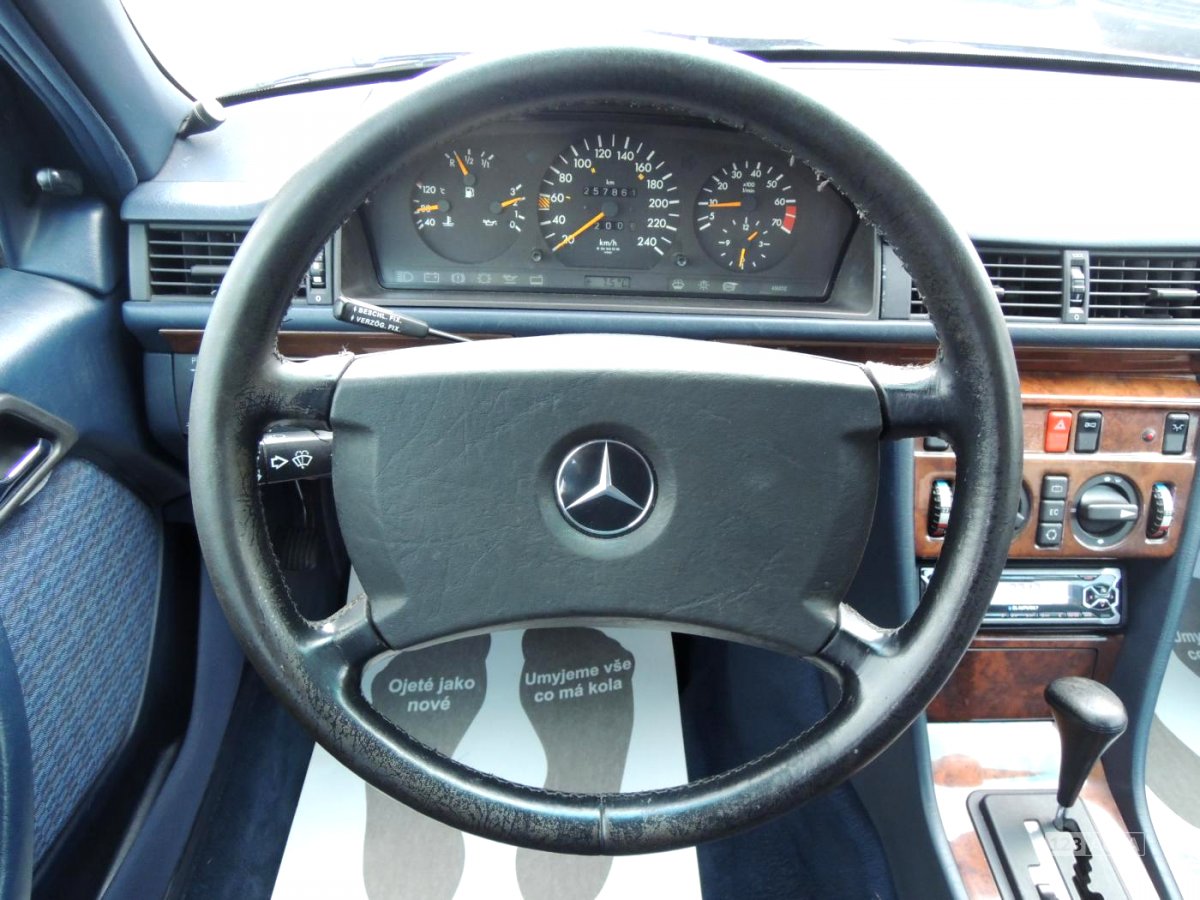 Mercedes-Benz 124, 1990 - pohled č. 8