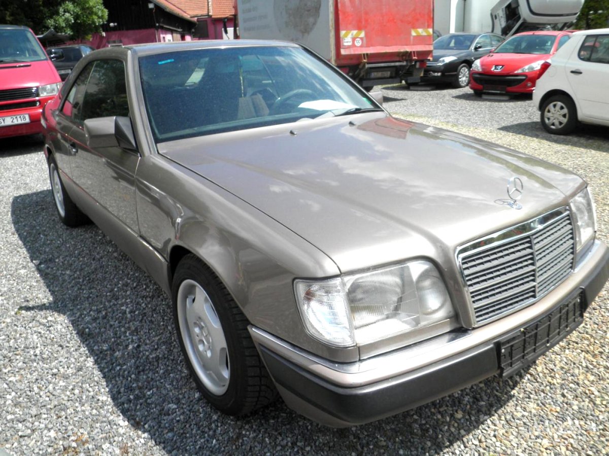 Mercedes-Benz 124, 1989 - pohled č. 3