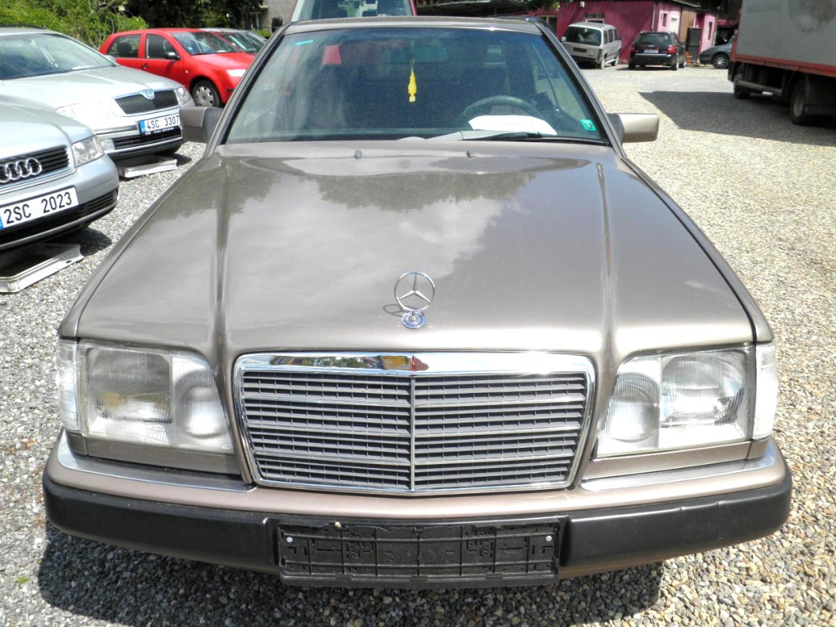 Mercedes-Benz 124, 1989 - pohled č. 4