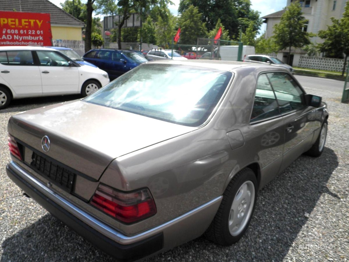 Mercedes-Benz 124, 1989 - pohled č. 7