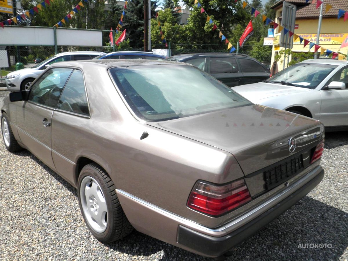 Mercedes-Benz 124, 1989 - pohled č. 8
