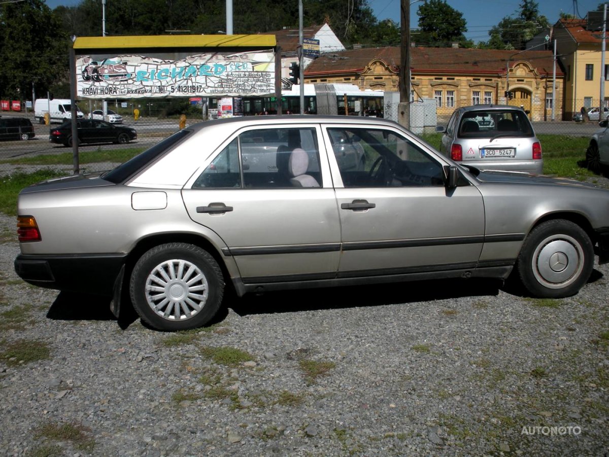 Mercedes-Benz 124, 1992 - pohled č. 2