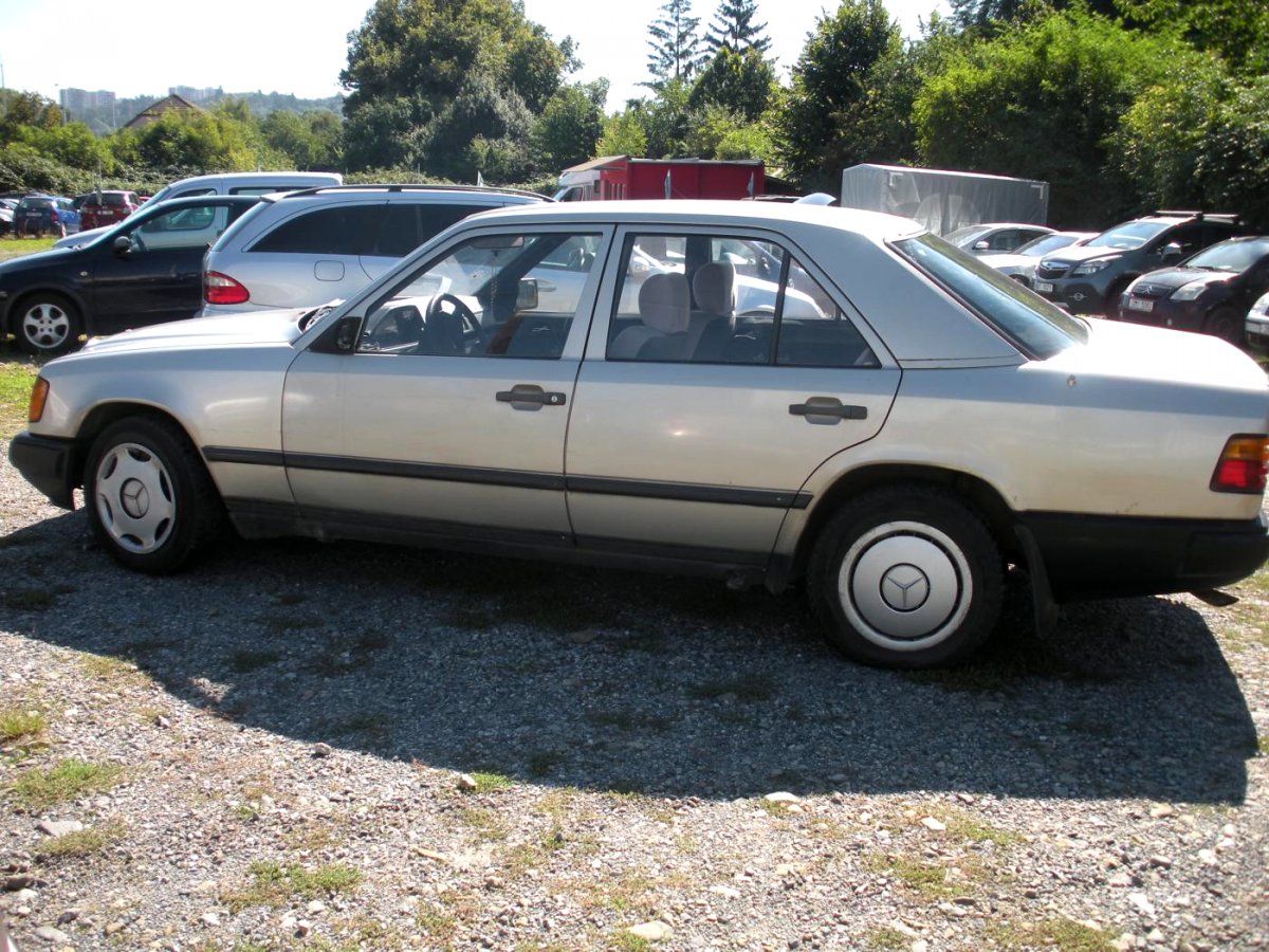 Mercedes-Benz 124, 1992 - pohled č. 3