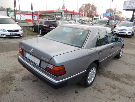 Mercedes-Benz 124, 1990 - pohled č. 4