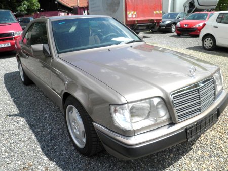 Mercedes-Benz 124, 1989 - pohled č. 3