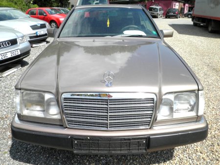 Mercedes-Benz 124, 1989 - pohled č. 4