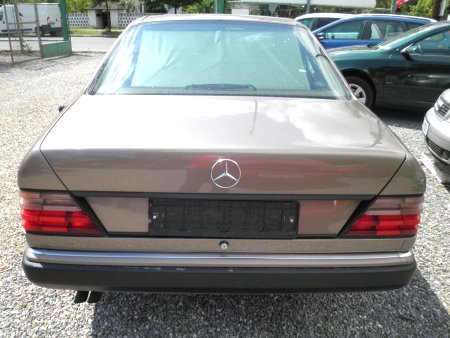 Mercedes-Benz 124, 1989 - pohled č. 9