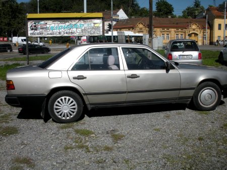 Mercedes-Benz 124, 1992 - pohled č. 2