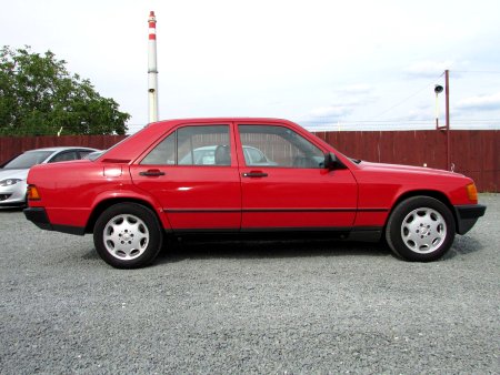 Mercedes-Benz 190, 1988 - pohled č. 4