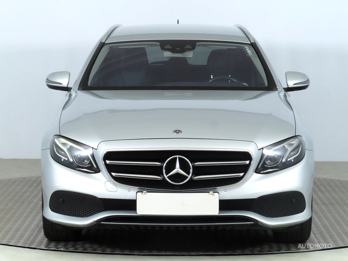 Mercedes-Benz E, 2019 - pohled č. 2