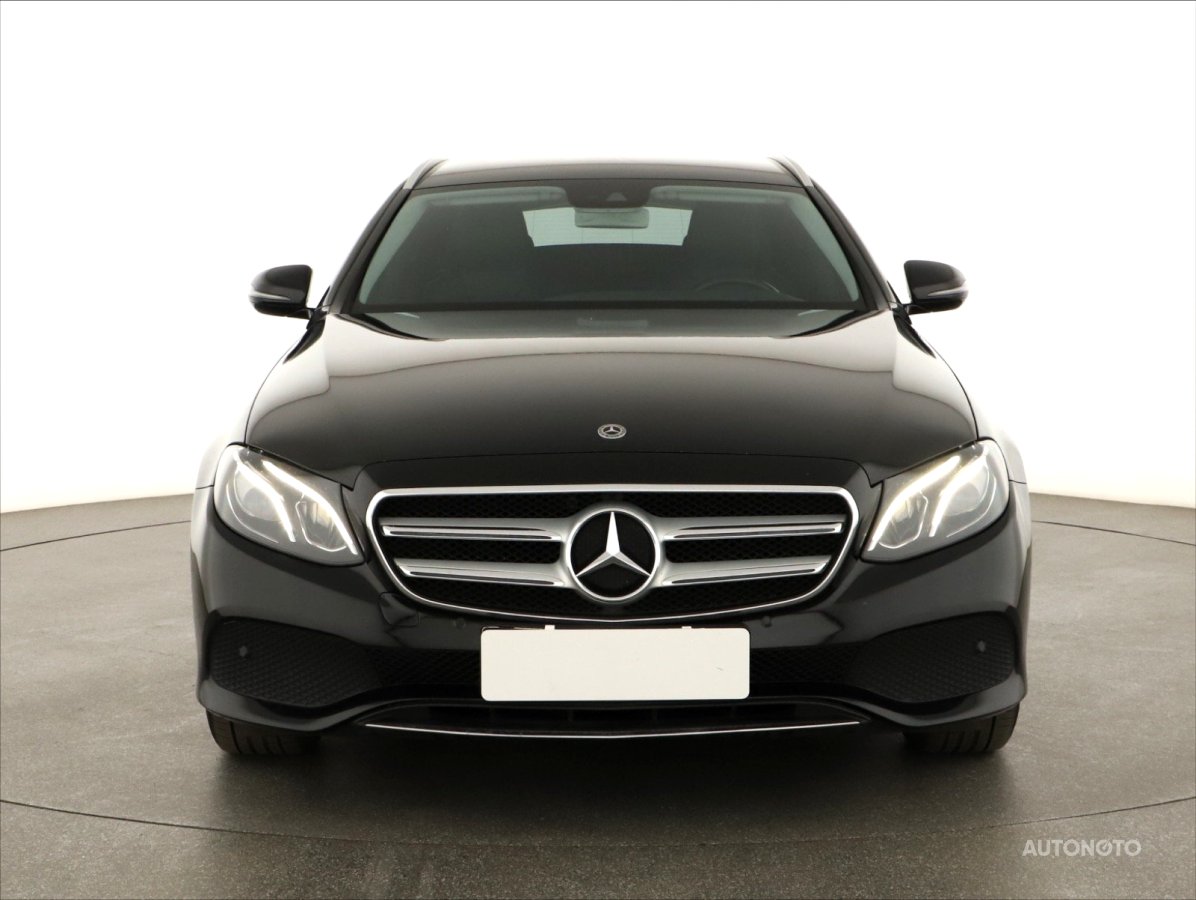Mercedes-Benz E, 2017 - pohled č. 2