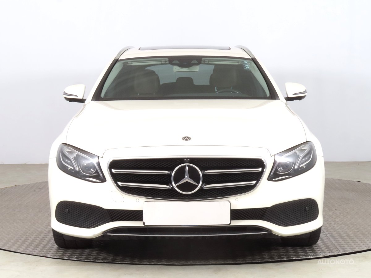 Mercedes-Benz E, 2019 - pohled č. 2