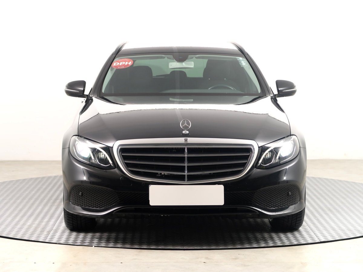 Mercedes-Benz E, 2018 - pohled č. 2