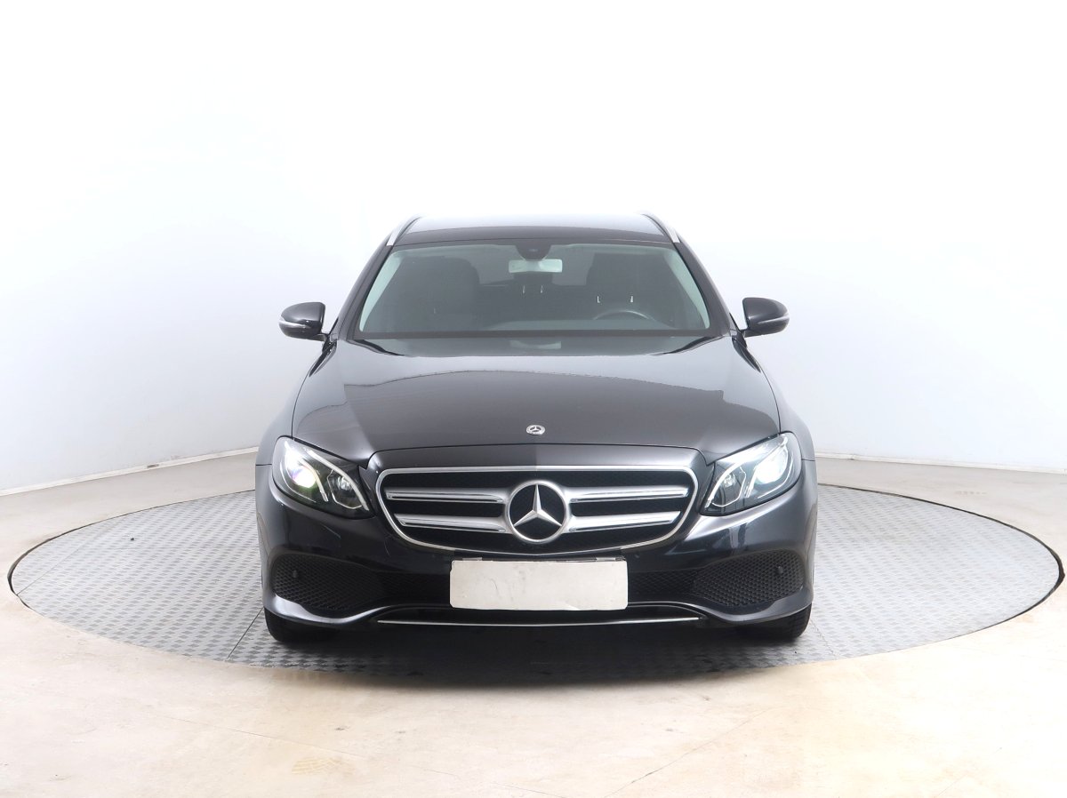 Mercedes-Benz E, 2018 - pohled č. 2