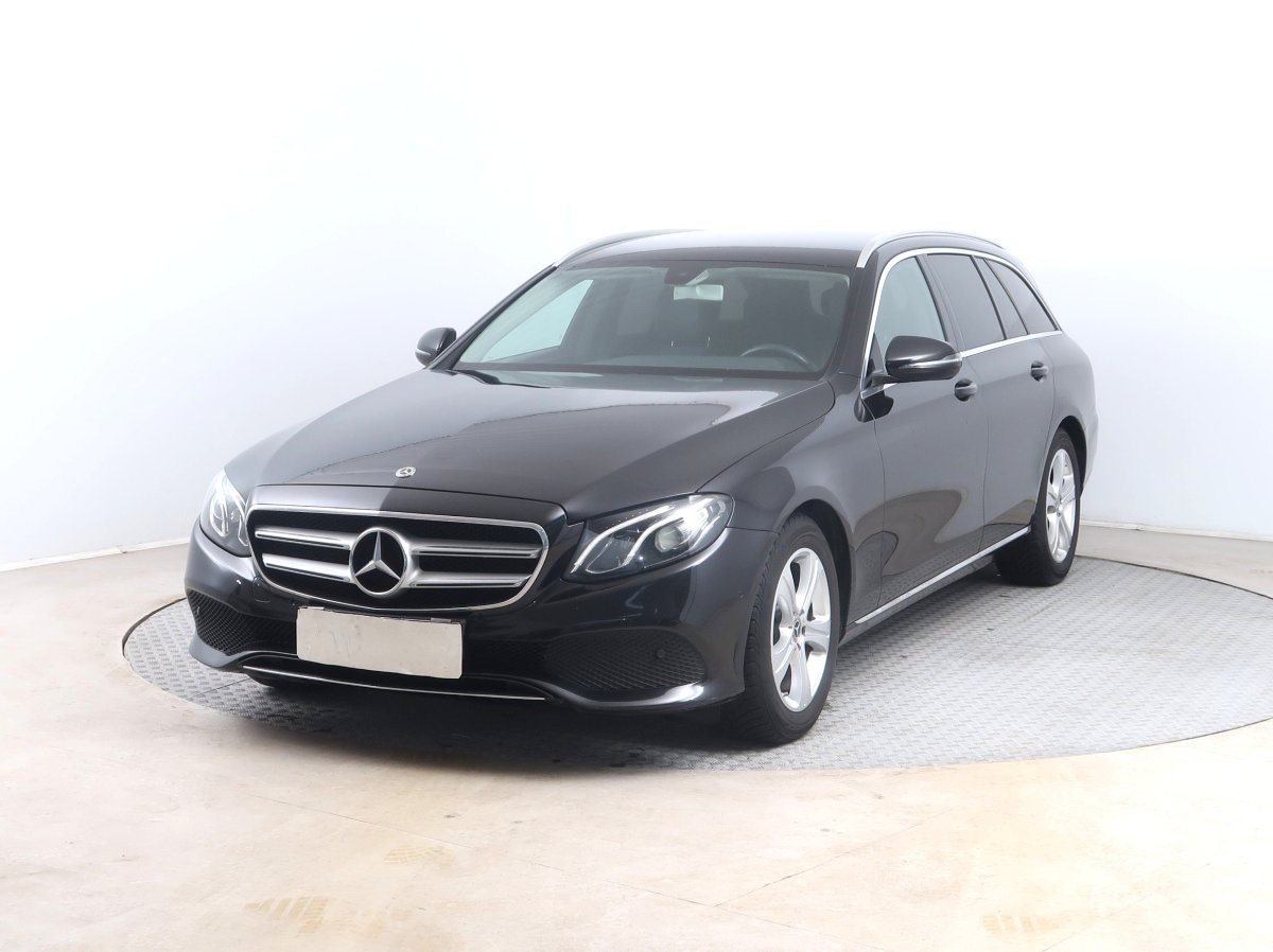 Mercedes-Benz E, 2018 - pohled č. 3