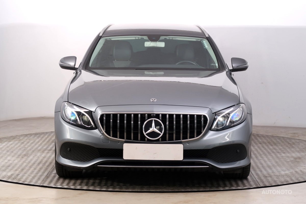 Mercedes-Benz E, 2018 - pohled č. 2