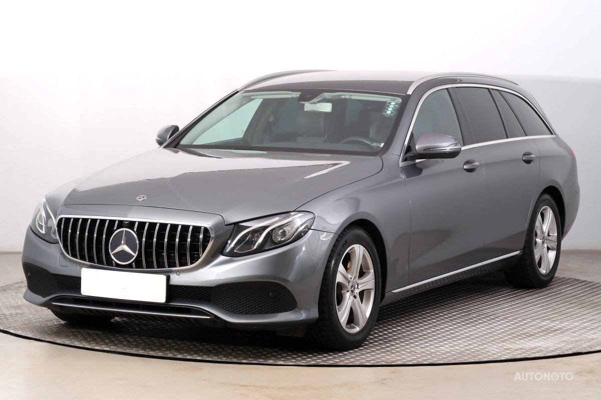 Mercedes-Benz E, 2018 - pohled č. 3